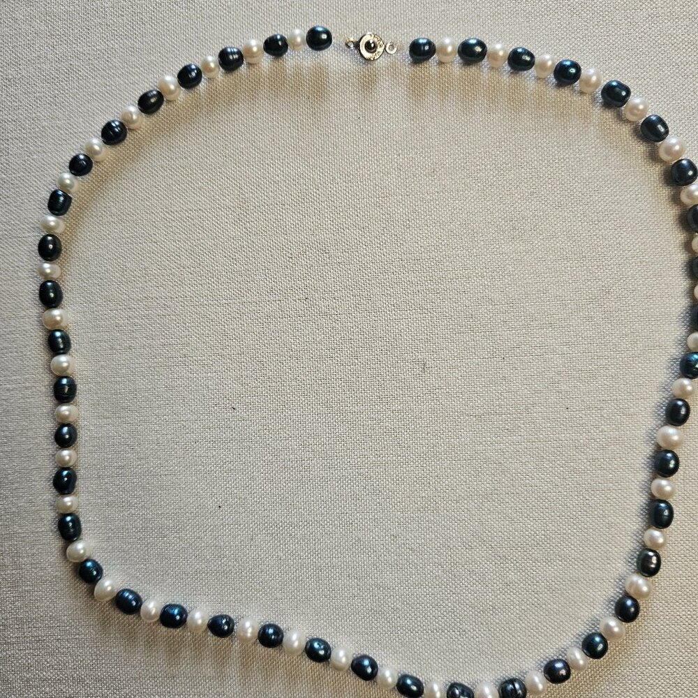 .Vintage Natural Freshwater Pearls Necklace